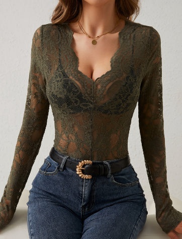 Koronkowy top z dekoltem w serek