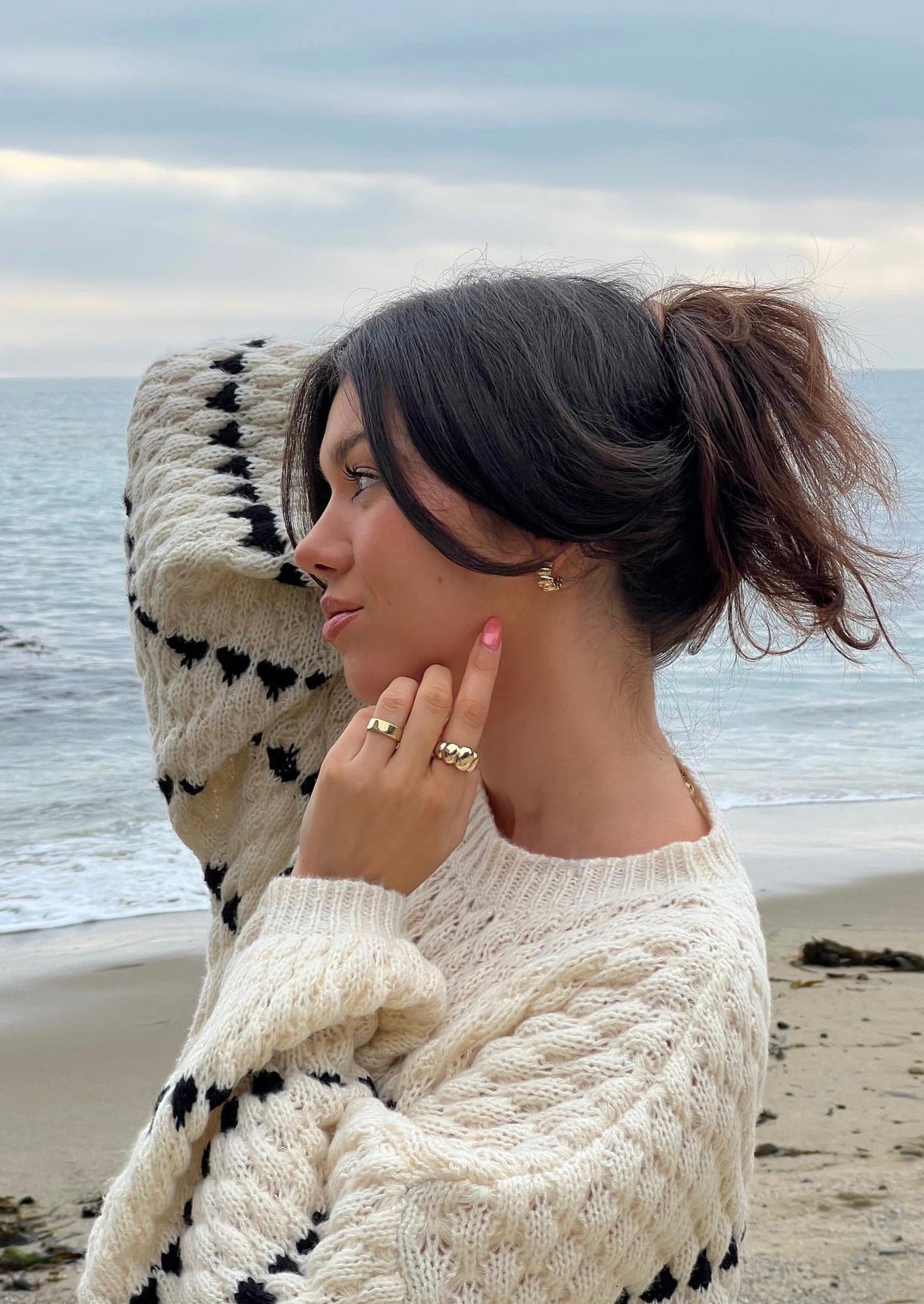 Sweter Krótkie Zakończenie z Efektownymi Rękawami