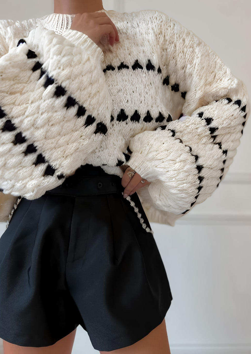 Sweter Krótkie Zakończenie z Efektownymi Rękawami