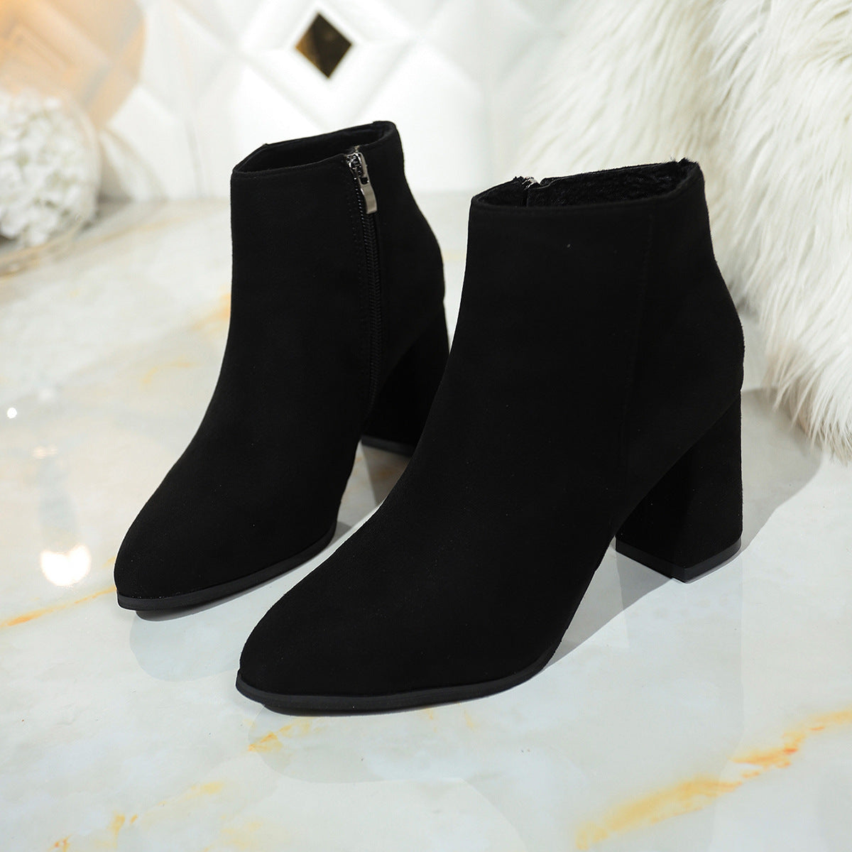 Eleganckie Botki na Słupku z Zamkiem