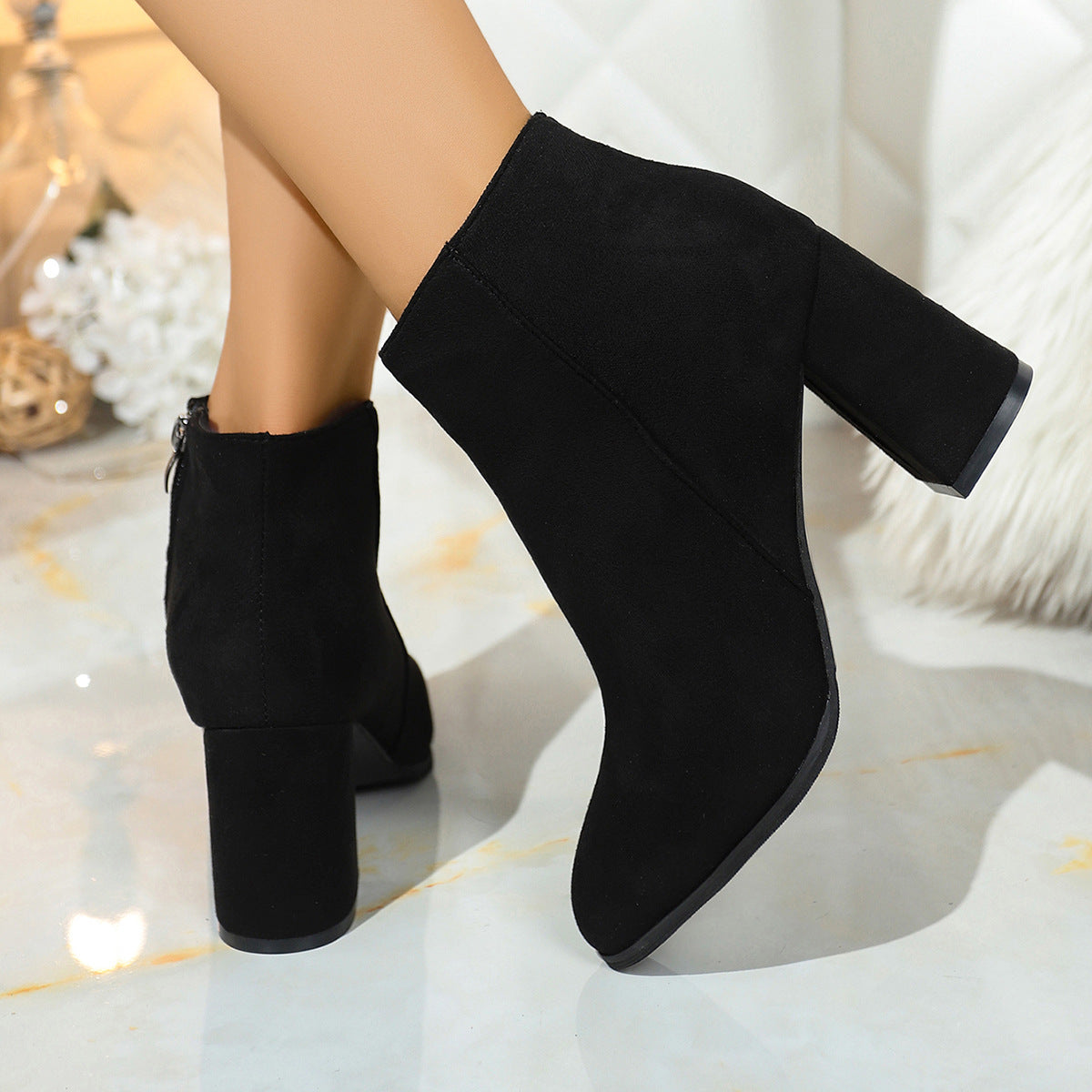 Eleganckie Botki na Słupku z Zamkiem