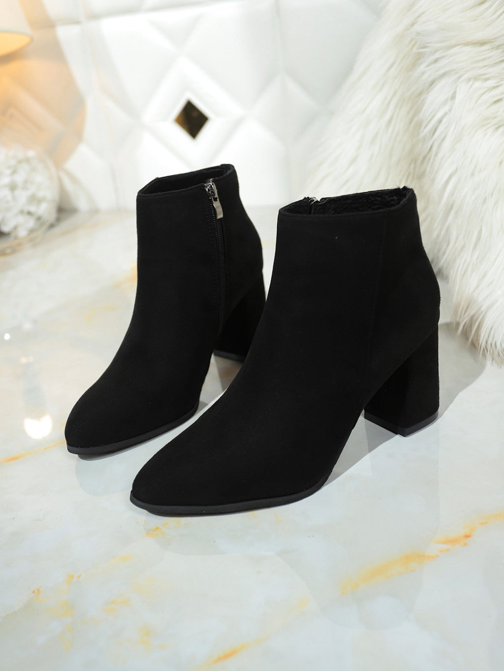 Eleganckie Botki na Słupku z Zamkiem