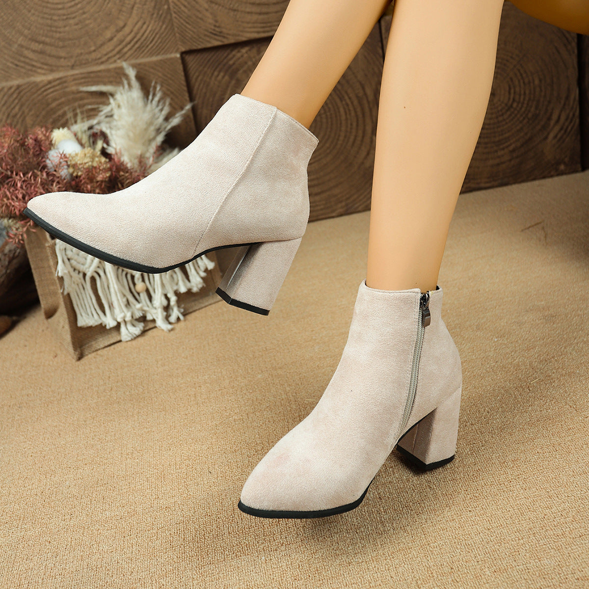 Eleganckie Botki na Słupku z Zamkiem