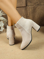 Eleganckie Botki na Słupku z Zamkiem