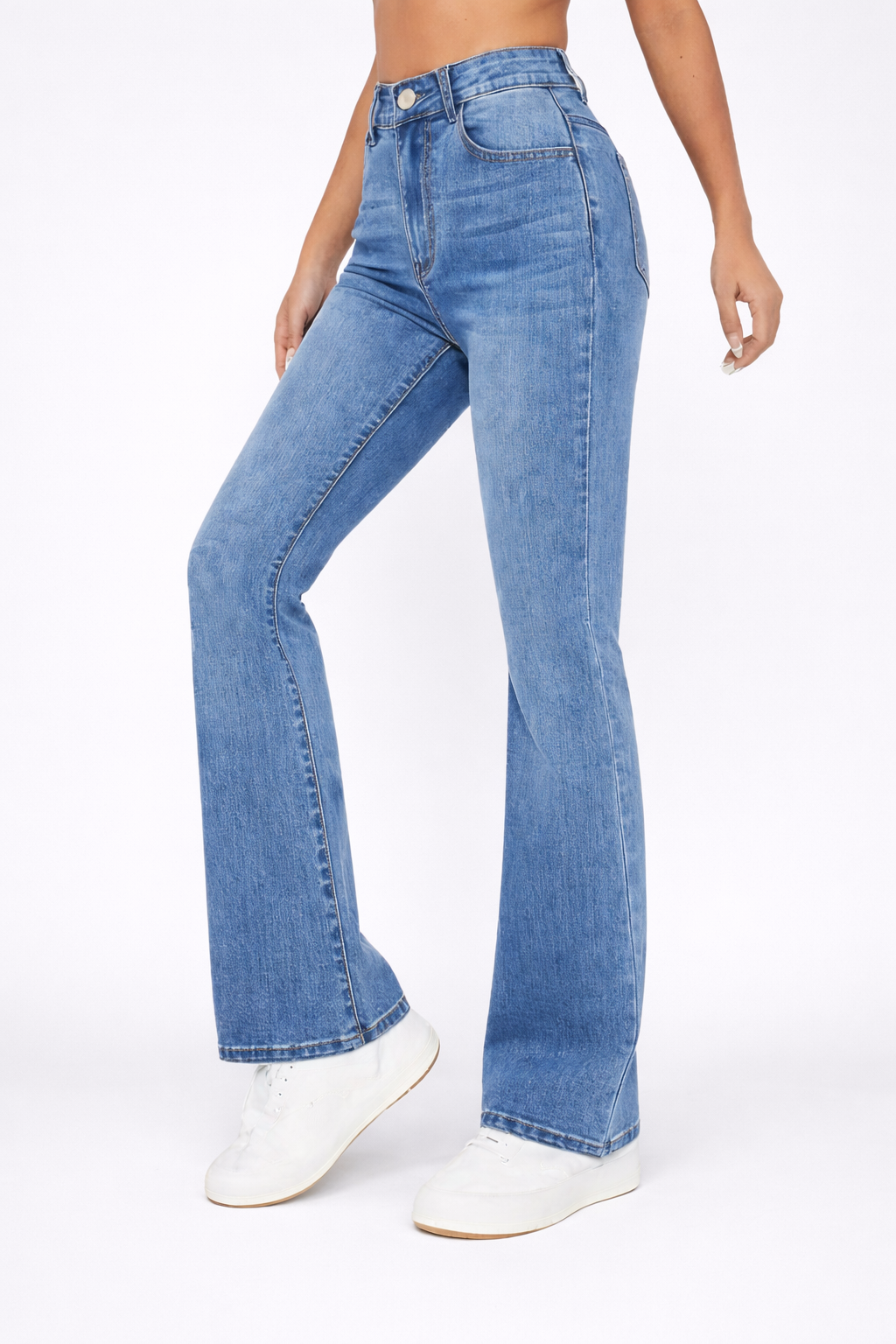 Jeansy z wysokim stanem i rozszerzanymi nogawkami na każdą porę roku