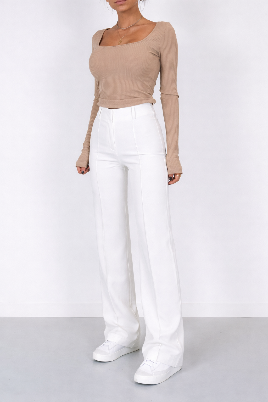 Eleganckie spodnie z szerokimi nogawkami na każdą porę roku