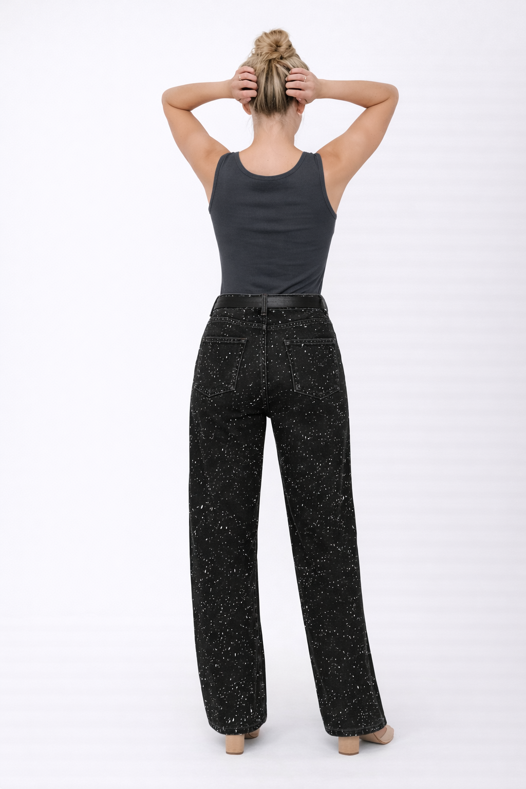 Jeansy szerokie z artystycznym wzorem na każdą porę roku