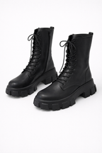 Botki z wiązaniem w kolorze białym