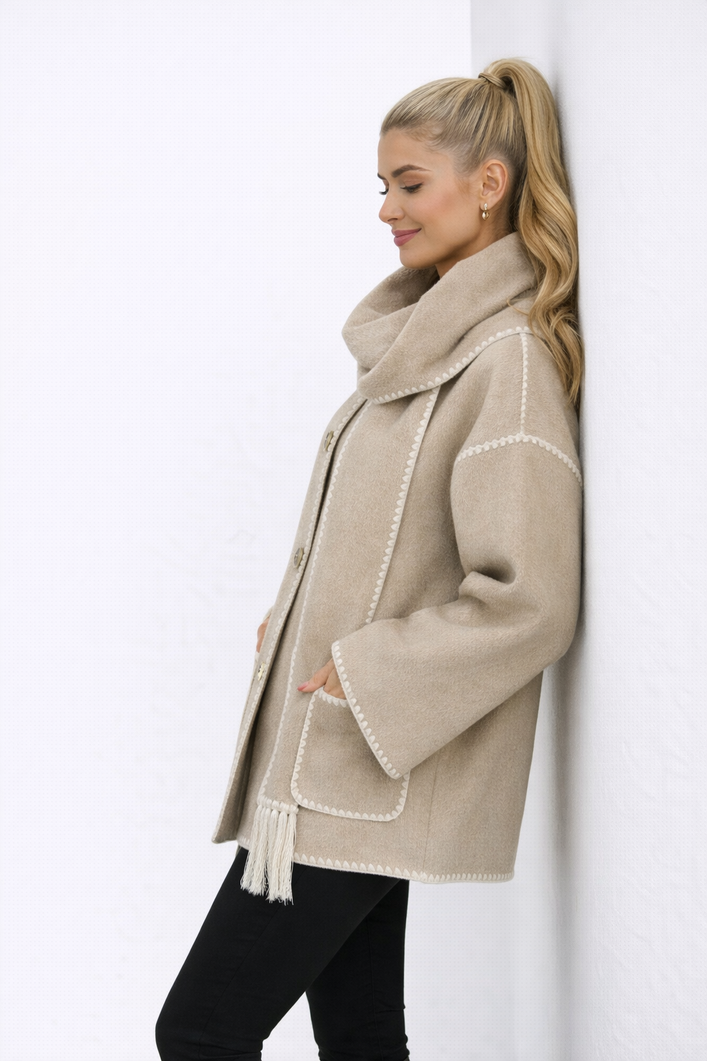 Kurtka z kapturem z wykończeniem Statement