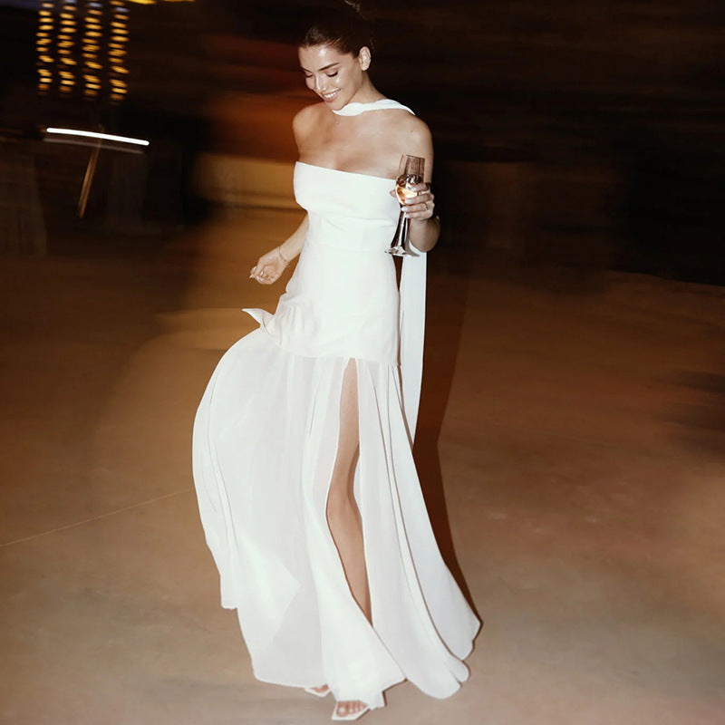 Sukienka wieczorowa bez ramiączek z wysokim rozcięciem