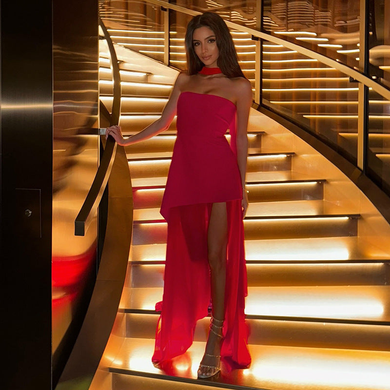 Sukienka wieczorowa bez ramiączek z wysokim rozcięciem