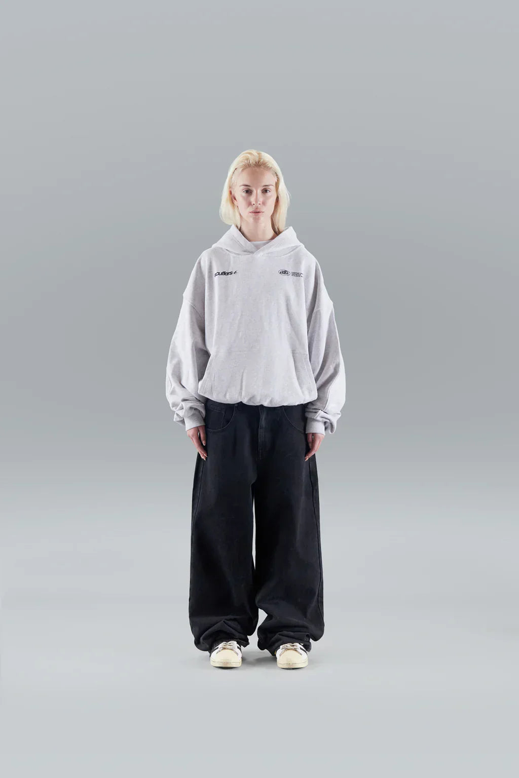 Minimalistyczna bluza z subtelnym logo