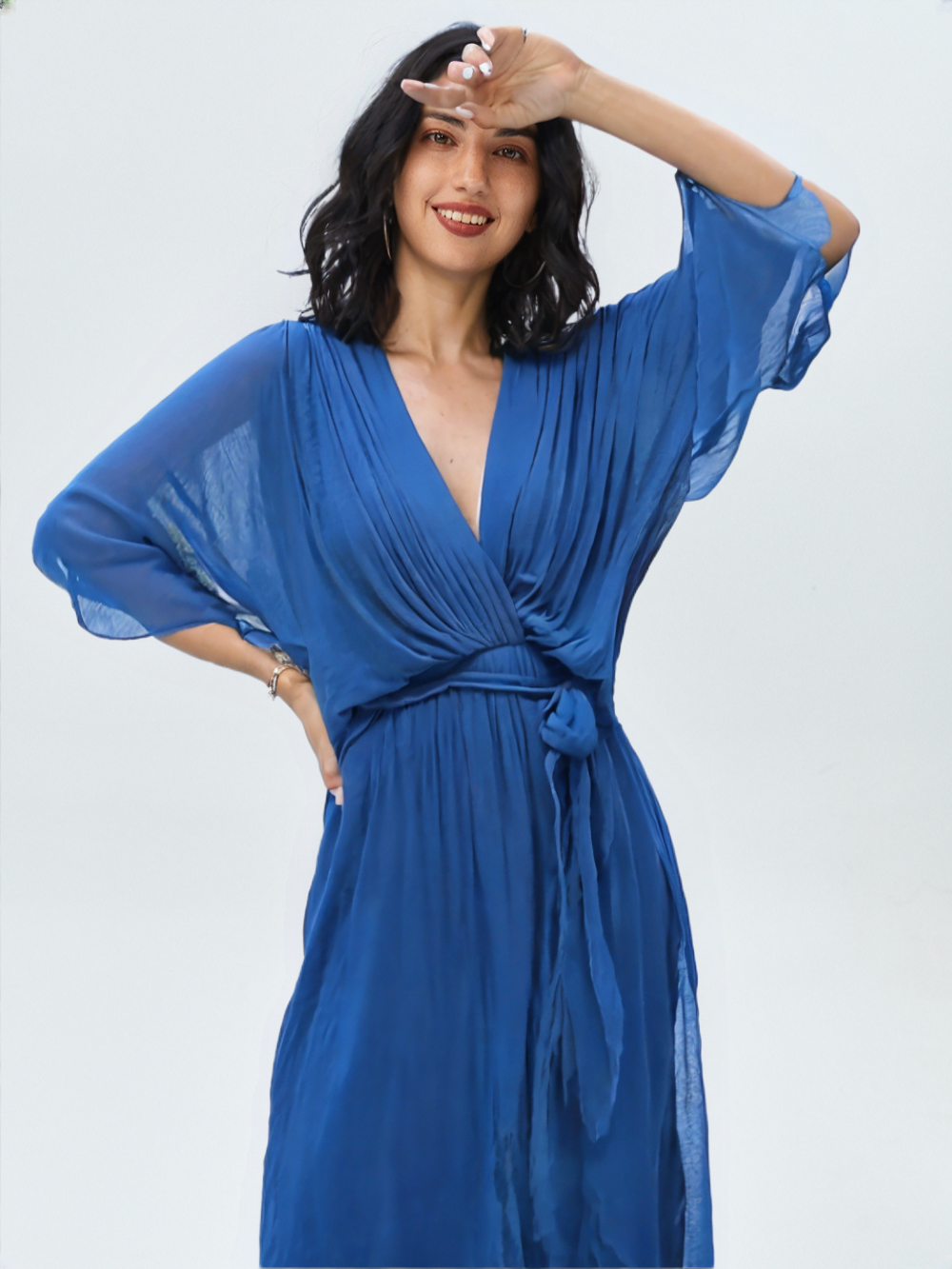 Elegancka sukienka midi z wiązaniem w talii