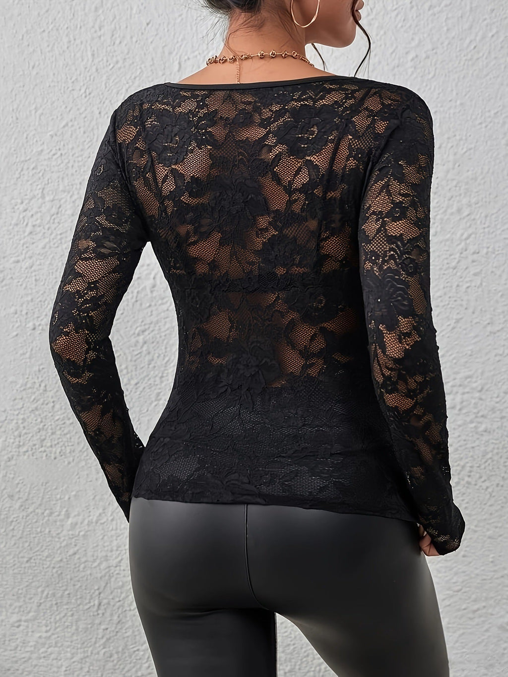 Koronkowy top z dekoltem w serek